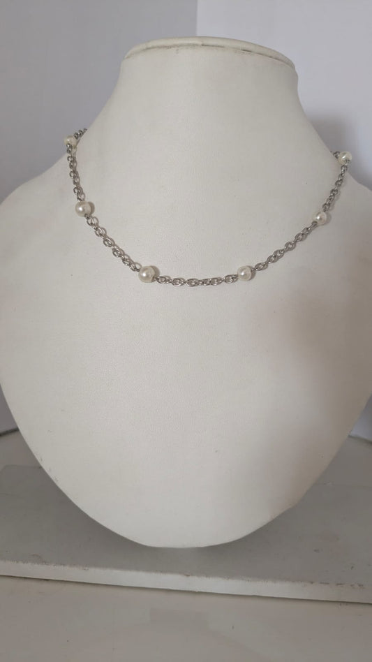 Dainty Pearl Choker